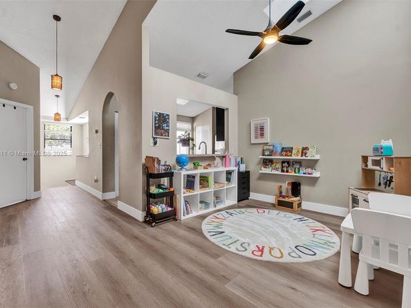 123 NW 98th Ter, Plantation FL 33324