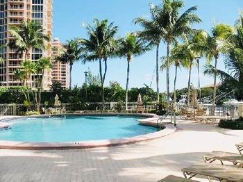 90 Edgewater Dr