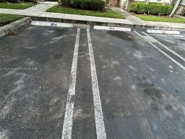 954 NE 42nd Ter, Homestead FL 33033