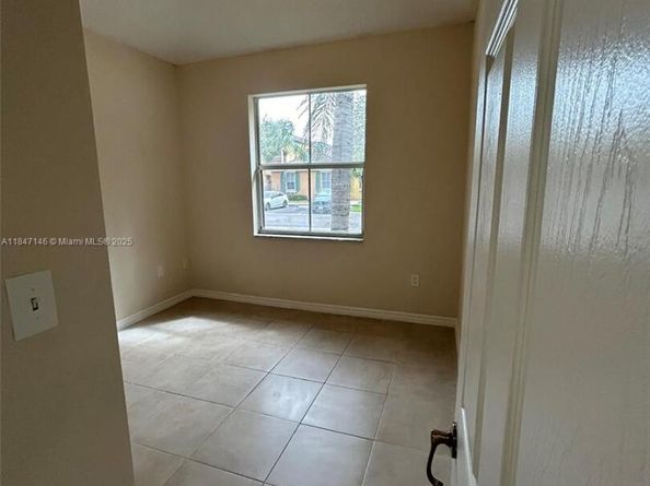 954 NE 42nd Ter, Homestead FL 33033