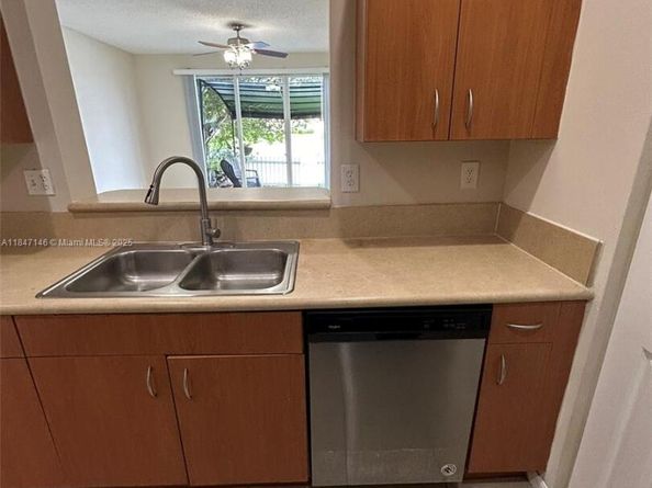 954 NE 42nd Ter, Homestead FL 33033