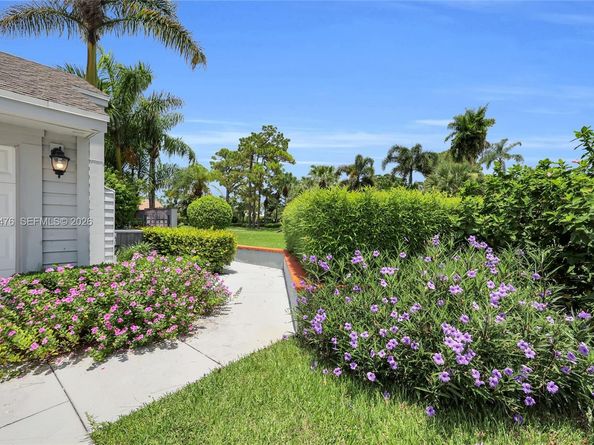 6879 Palm Grove Ct, Palm Beach Gardens FL 33418
