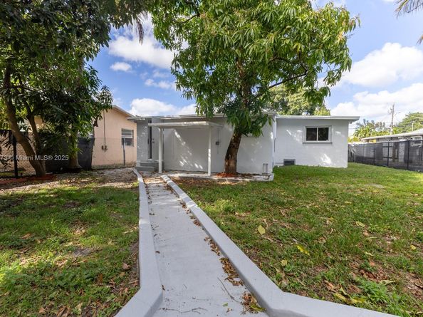 866 NW 108th St, Miami FL 33168