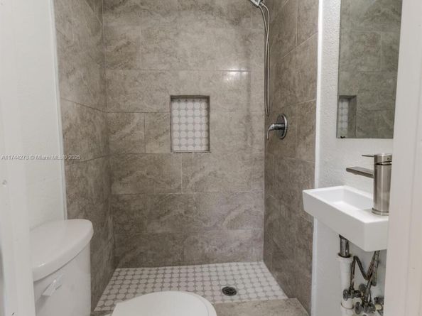 866 NW 108th St, Miami FL 33168