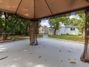 866 NW 108th St, Miami FL 33168