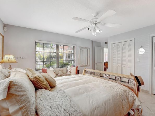 5517 Bayview Dr, Fort Lauderdale FL 33308