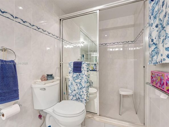 5517 Bayview Dr, Fort Lauderdale FL 33308