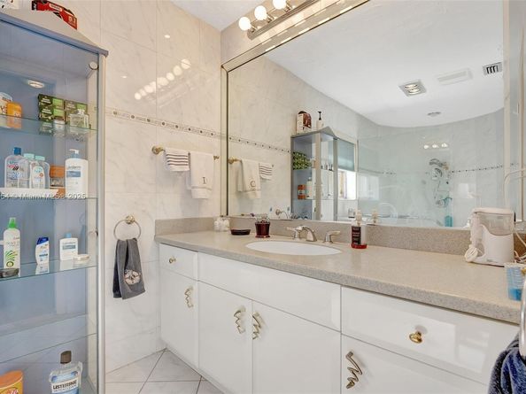 5517 Bayview Dr, Fort Lauderdale FL 33308