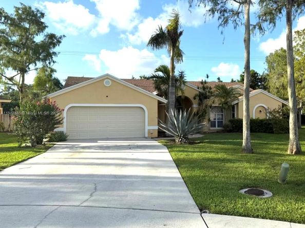 104 Oxford Ct, Royal Palm Beach FL 33411