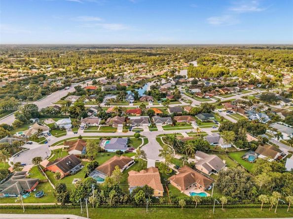 104 Oxford Ct, Royal Palm Beach FL 33411