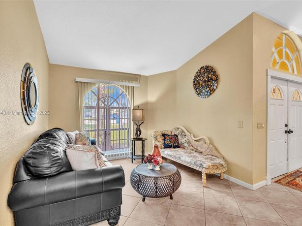 104 Oxford Ct, Royal Palm Beach FL 33411