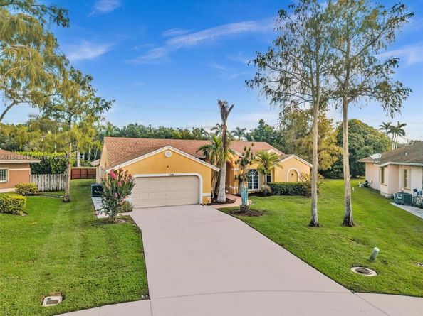 104 Oxford Ct, Royal Palm Beach FL 33411
