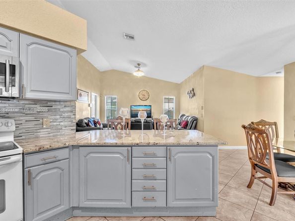 104 Oxford Ct, Royal Palm Beach FL 33411
