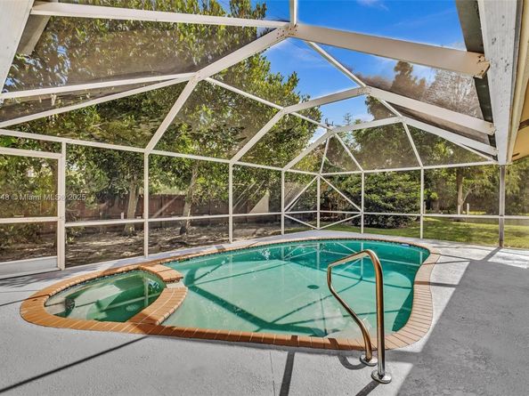 104 Oxford Ct, Royal Palm Beach FL 33411
