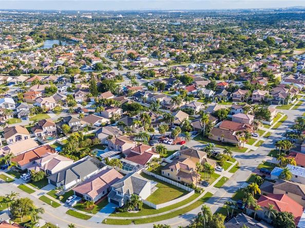 18337 SW 4th St, Pembroke Pines FL 33029