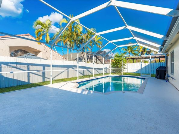 18337 SW 4th St, Pembroke Pines FL 33029