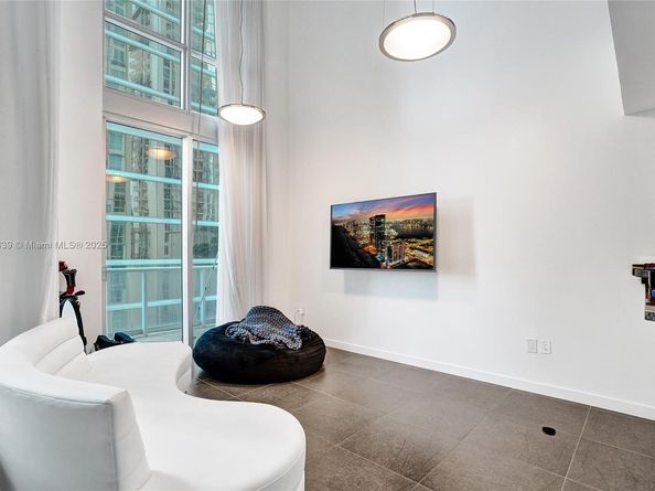 300 S Biscayne Blvd L1206, Miami FL 33131