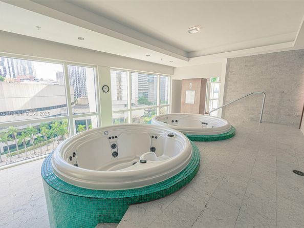31 SE 5 St 1603, Miami FL 33131