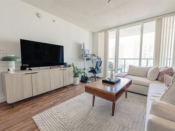 31 SE 5 St 1603, Miami FL 33131