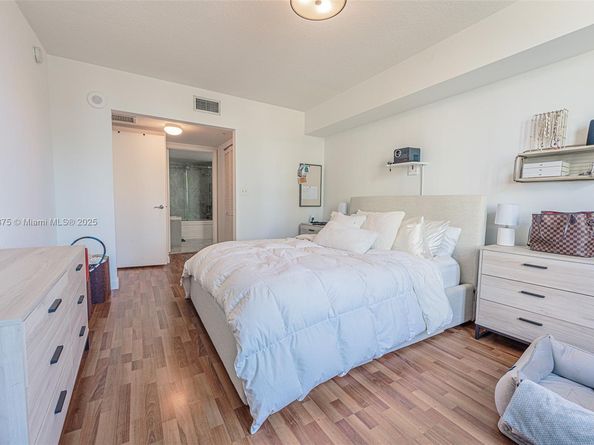 31 SE 5 St 1603, Miami FL 33131
