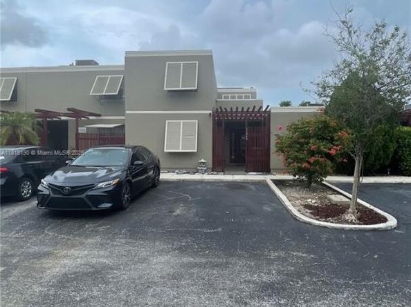 11040 S Lakeview Dr, Pembroke Pines FL 33026