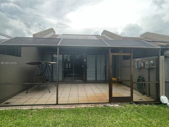 11040 S Lakeview Dr, Pembroke Pines FL 33026