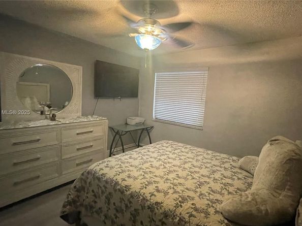 11040 S Lakeview Dr, Pembroke Pines FL 33026