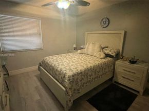 11040 S Lakeview Dr, Pembroke Pines FL 33026