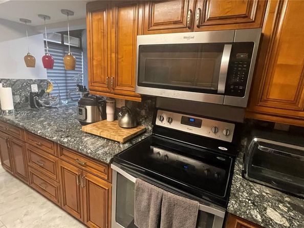 11040 S Lakeview Dr, Pembroke Pines FL 33026