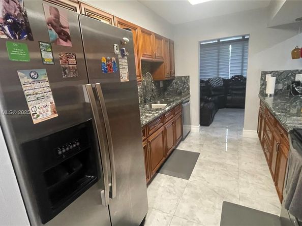 11040 S Lakeview Dr, Pembroke Pines FL 33026
