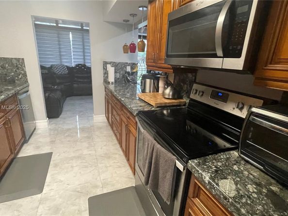 11040 S Lakeview Dr, Pembroke Pines FL 33026