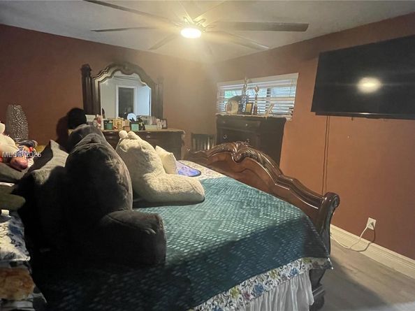 11040 S Lakeview Dr, Pembroke Pines FL 33026
