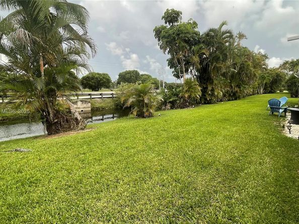 11040 S Lakeview Dr, Pembroke Pines FL 33026