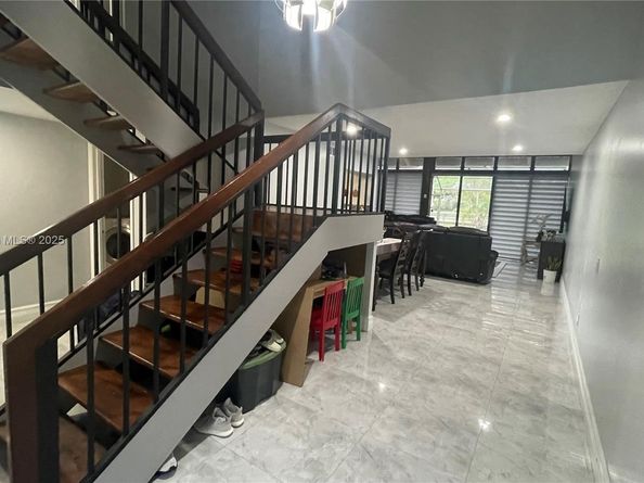 11040 S Lakeview Dr, Pembroke Pines FL 33026