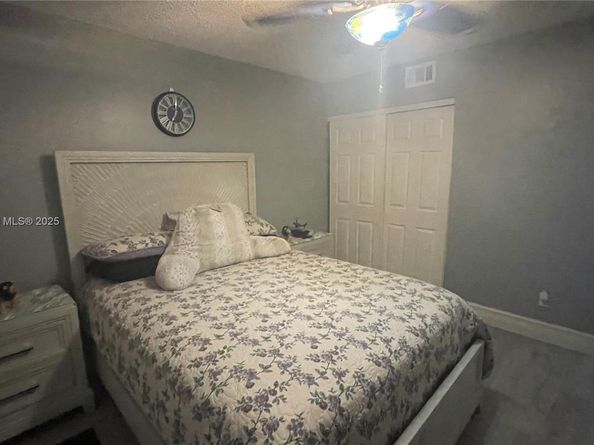 11040 S Lakeview Dr, Pembroke Pines FL 33026