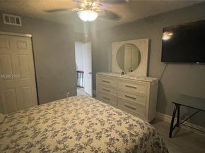 11040 S Lakeview Dr, Pembroke Pines FL 33026