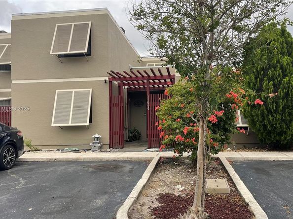 11040 S Lakeview Dr, Pembroke Pines FL 33026