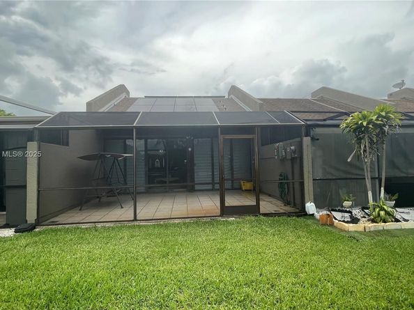 11040 S Lakeview Dr, Pembroke Pines FL 33026