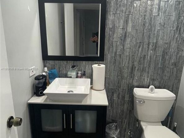 11040 S Lakeview Dr, Pembroke Pines FL 33026
