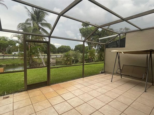 11040 S Lakeview Dr, Pembroke Pines FL 33026