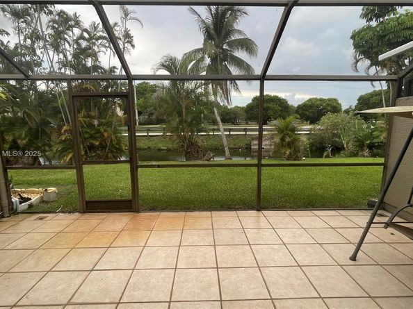 11040 S Lakeview Dr, Pembroke Pines FL 33026