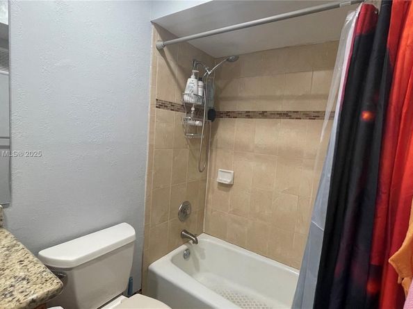 11040 S Lakeview Dr, Pembroke Pines FL 33026