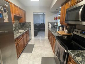 11040 S Lakeview Dr, Pembroke Pines FL 33026