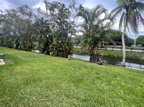 11040 S Lakeview Dr, Pembroke Pines FL 33026