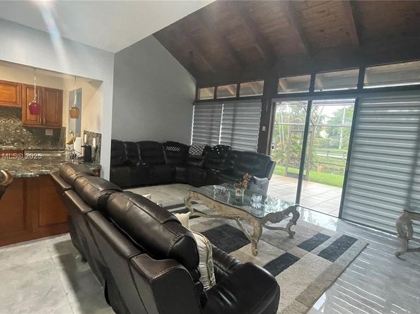 11040 S Lakeview Dr, Pembroke Pines FL 33026