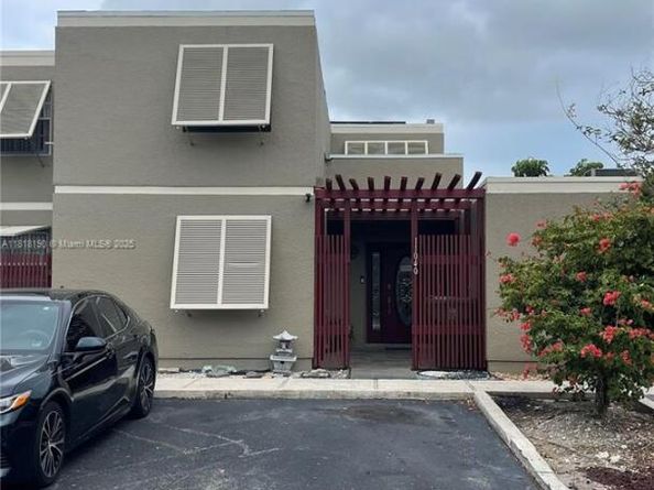 11040 S Lakeview Dr, Pembroke Pines FL 33026