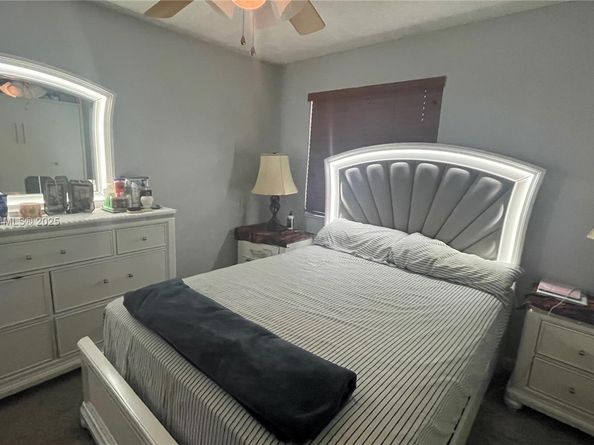 11040 S Lakeview Dr, Pembroke Pines FL 33026