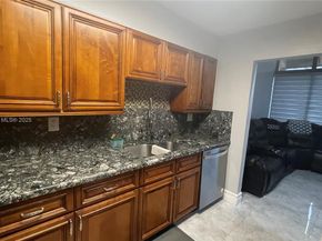11040 S Lakeview Dr, Pembroke Pines FL 33026