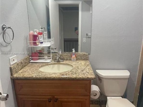 11040 S Lakeview Dr, Pembroke Pines FL 33026
