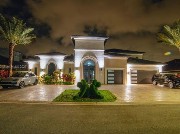 541 E Enclave Cir E, Pembroke Pines FL 33027